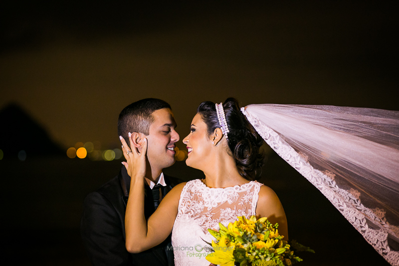 Noivo e noiva em casamento registrado por Mariana Seelinger Fotografia de Casamentos e Familias em Niterói RJ