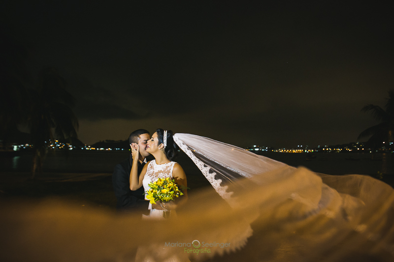 Foto de casamento com véu desfocado da fotógrafa mariana seelinger em casamento Niterói RJ