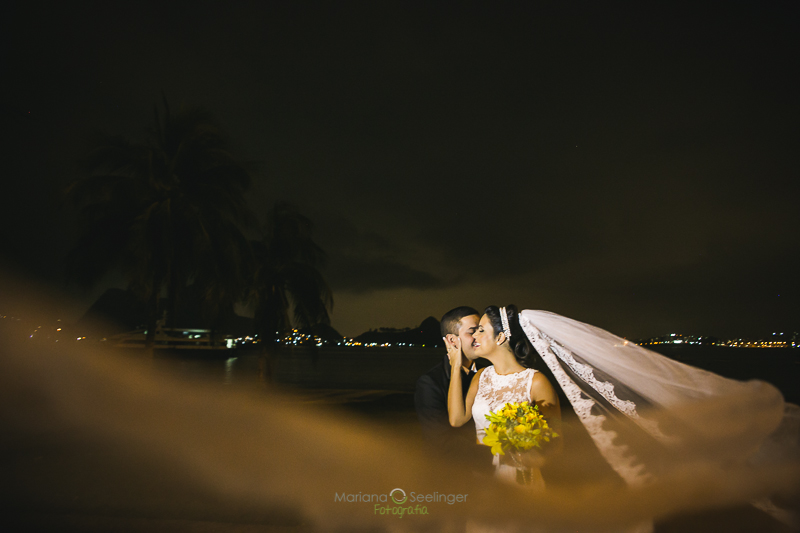 Foto de casamento com véu desfocado da fotógrafa mariana seelinger em casamento Niterói RJ