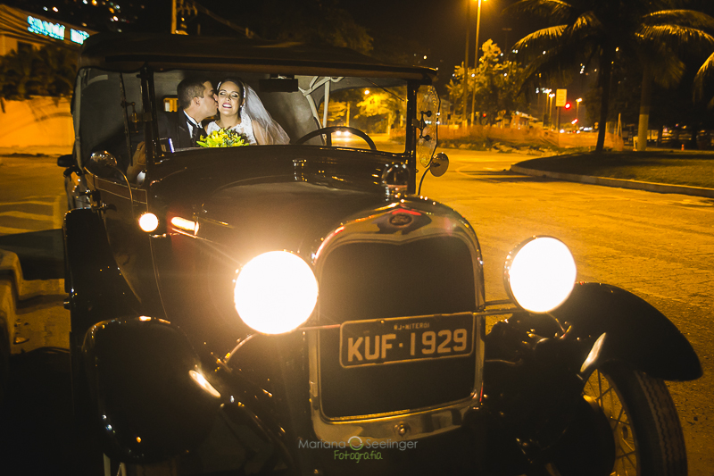 fotos dos noivos em carro antigo casamentos niteroi RJ Mariana Seelinger Fotografia