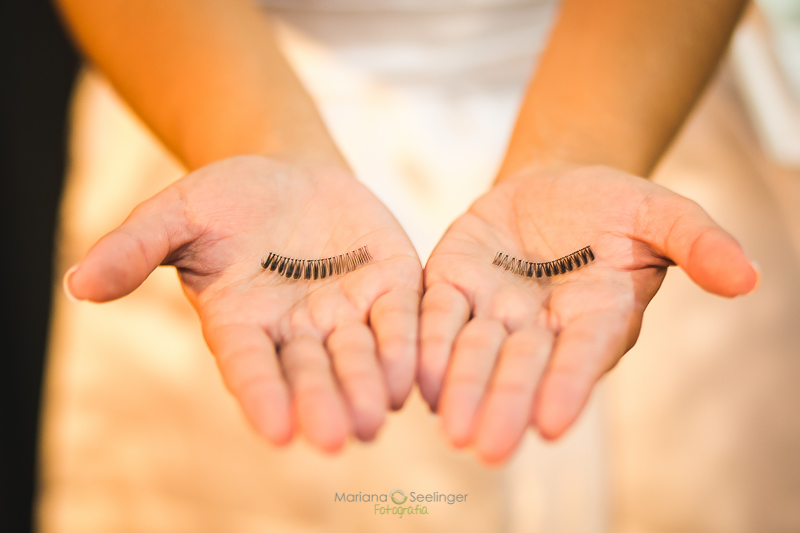 Foto dos cílios postiços da noiva em making of em casamento registrado por Mariana Seelinger Fotografia de Casamentos e Familias em Niterói RJ