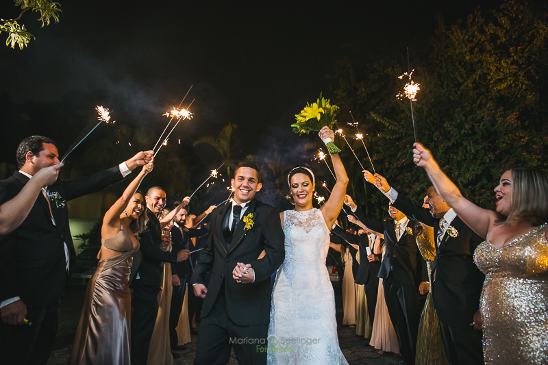 Foto de casamento entrada dos noivos com sparkles em niteroi rj fotógrafa mariana seelinger
