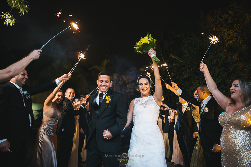 Foto de casamento entrada dos noivos com sparkles em niteroi rj fotógrafa mariana seelinger