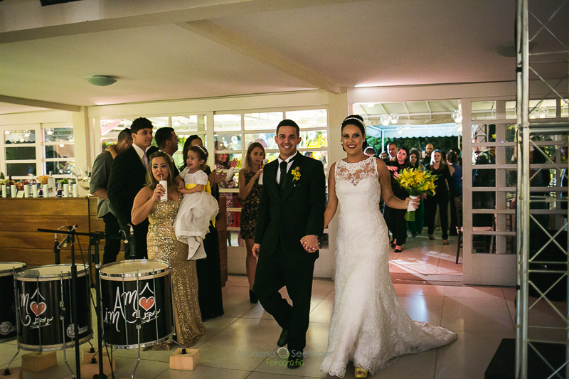 Noivos chegando a casa de festas em casamento registrado por Mariana Seelinger Fotografia de Casamentos e Familias em Niterói RJ