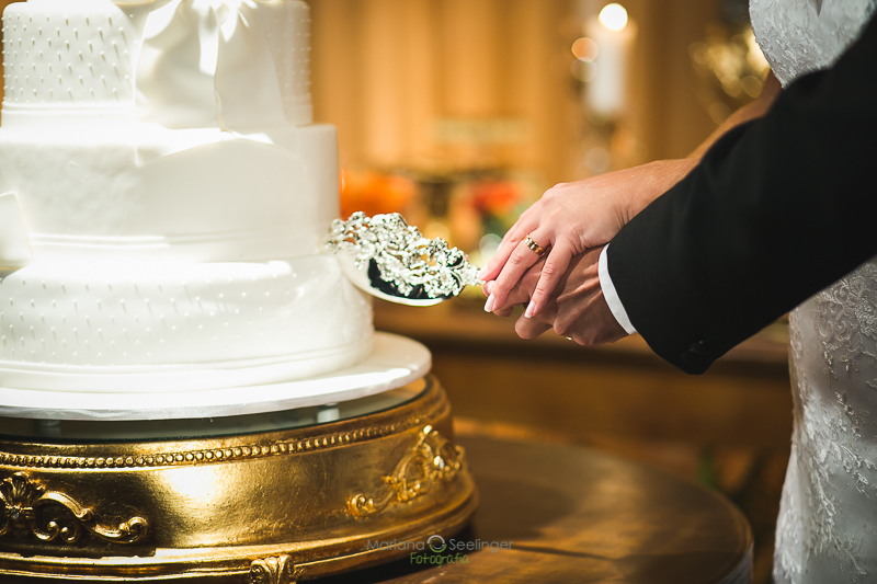 detalhe da faca q corta o bolo em casamento registrado por Mariana Seelinger Fotografia de Casamentos e Familias em Niterói RJ