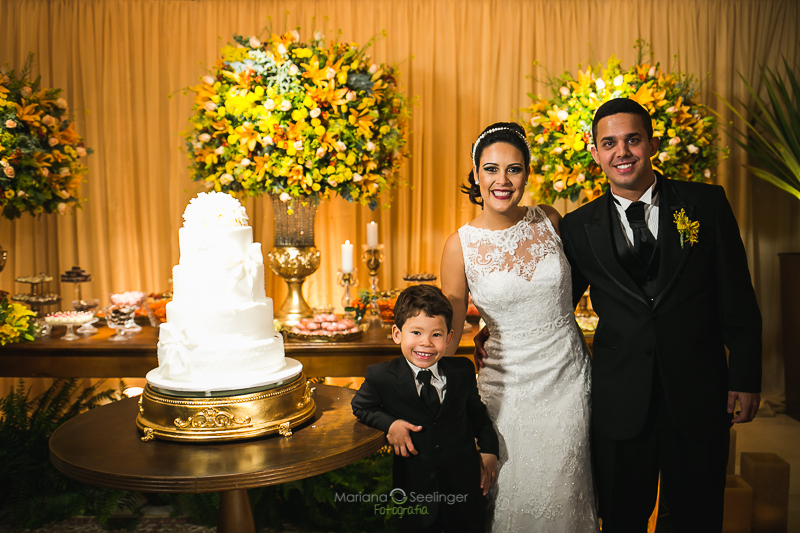 Foto dos noivos com os pajem em casamento registrado por Mariana Seelinger Fotografia de Casamentos e Familias em Niterói RJ