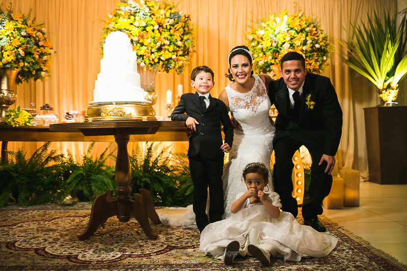 Noivos e as crianças em casamento registrado por Mariana Seelinger Fotografia de Casamentos e Familias em Niterói RJ