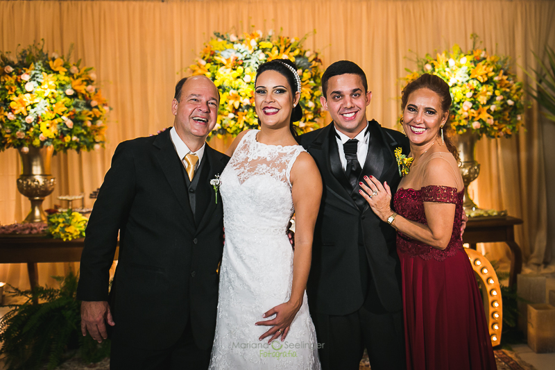 Noivos e seus familiares em casamento registrado por Mariana Seelinger Fotografia de Casamentos e Familias em Niterói RJ