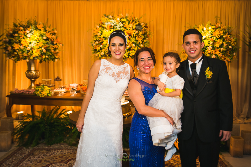 Noivos e sus convidados em casamento registrado por Mariana Seelinger Fotografia de Casamentos e Familias em Niterói RJ