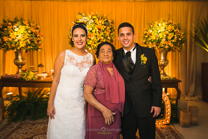 Noivos e familiares em casamento registrado por Mariana Seelinger Fotografia de Casamentos e Familias em Niterói RJ