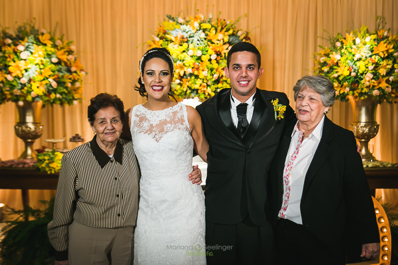 Noiva e o noivo com familiares em casamento registrado por Mariana Seelinger Fotografia de Casamentos e Familias em Niterói RJ