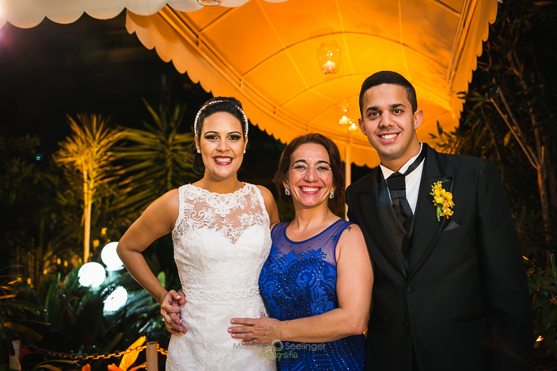 noivos e convidados em casamento registrado por Mariana Seelinger Fotografia de Casamentos e Familias em Niterói RJ