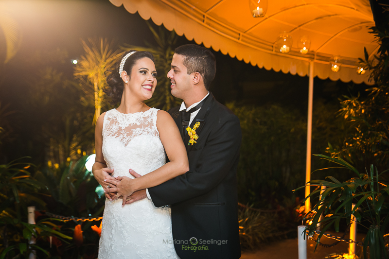 Foto dos noivos em casamento registrado por Mariana Seelinger Fotografia de Casamentos e Familias em Niterói RJ