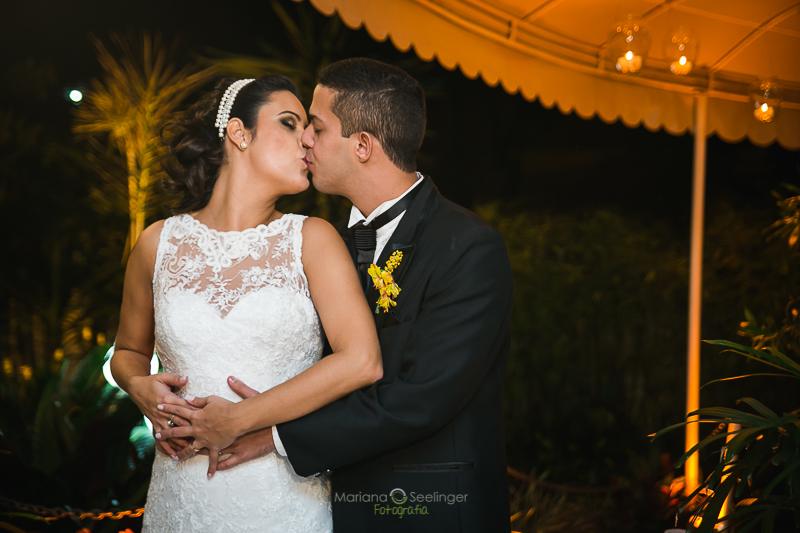Casal de noivos se beijando em casamento registrado por Mariana Seelinger Fotografia de Casamentos e Familias em Niterói RJ