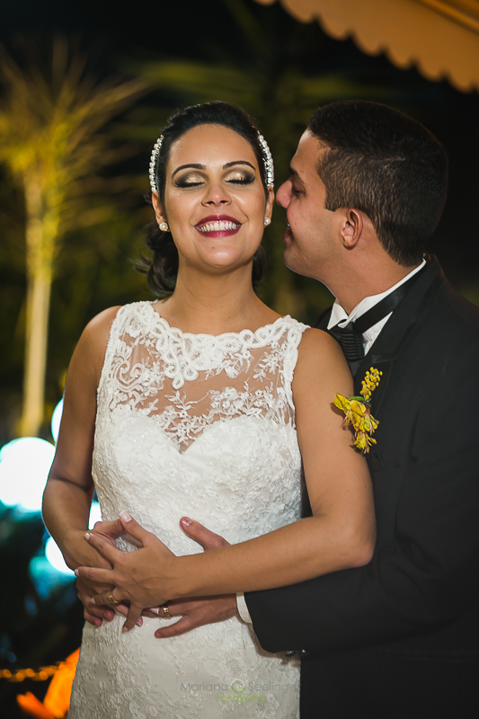 Noiva e noivo em casamento registrado por Mariana Seelinger Fotografia de Casamentos e Familias em Niterói RJ