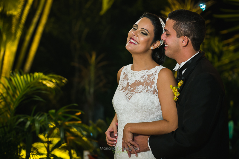 Noivos felizes em casamento registrado por Mariana Seelinger Fotografia de Casamentos e Familias em Niterói RJ