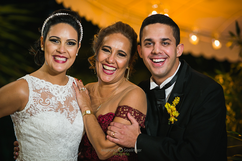 Noivos com seus convidados em casamento registrado por Mariana Seelinger Fotografia de Casamentos e Familias em Niterói RJ