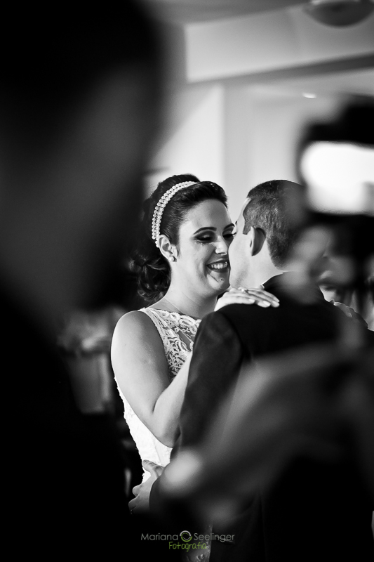 Noivos juntos na pista de dança em casamento registrado por Mariana Seelinger Fotografia de Casamentos e Familias em Niterói RJ
