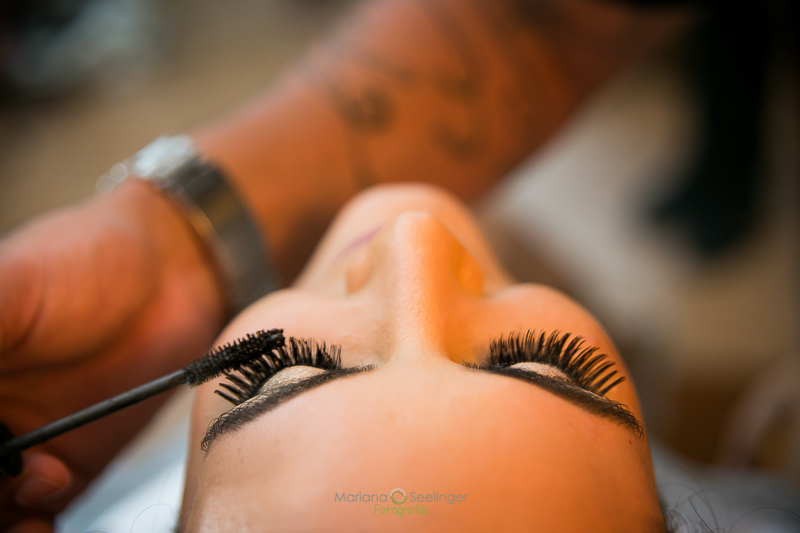 Fotos dos cílios no Making of da noiva em hotel fotos de casamento de Mariana Seelinger fotógrafa da casamentos e famílias RJ