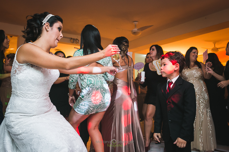 Noiva e pajem na pista de dança em casamento registrado por Mariana Seelinger Fotografia de Casamentos e Familias em Niterói RJ