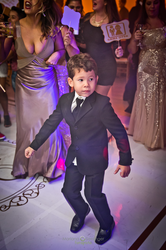Pajem dançando na pista em casamento registrado por Mariana Seelinger Fotografia de Casamentos e Familias em Niterói RJ