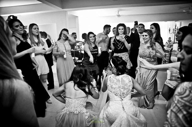 Noivas dançando com seus convidados em casamento registrado por Mariana Seelinger Fotografia de Casamentos e Familias em Niterói RJ