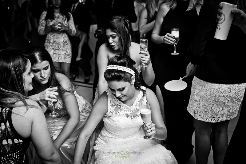 noiva dançando em casamento registrado por Mariana Seelinger Fotografia de Casamentos e Familias em Niterói RJ