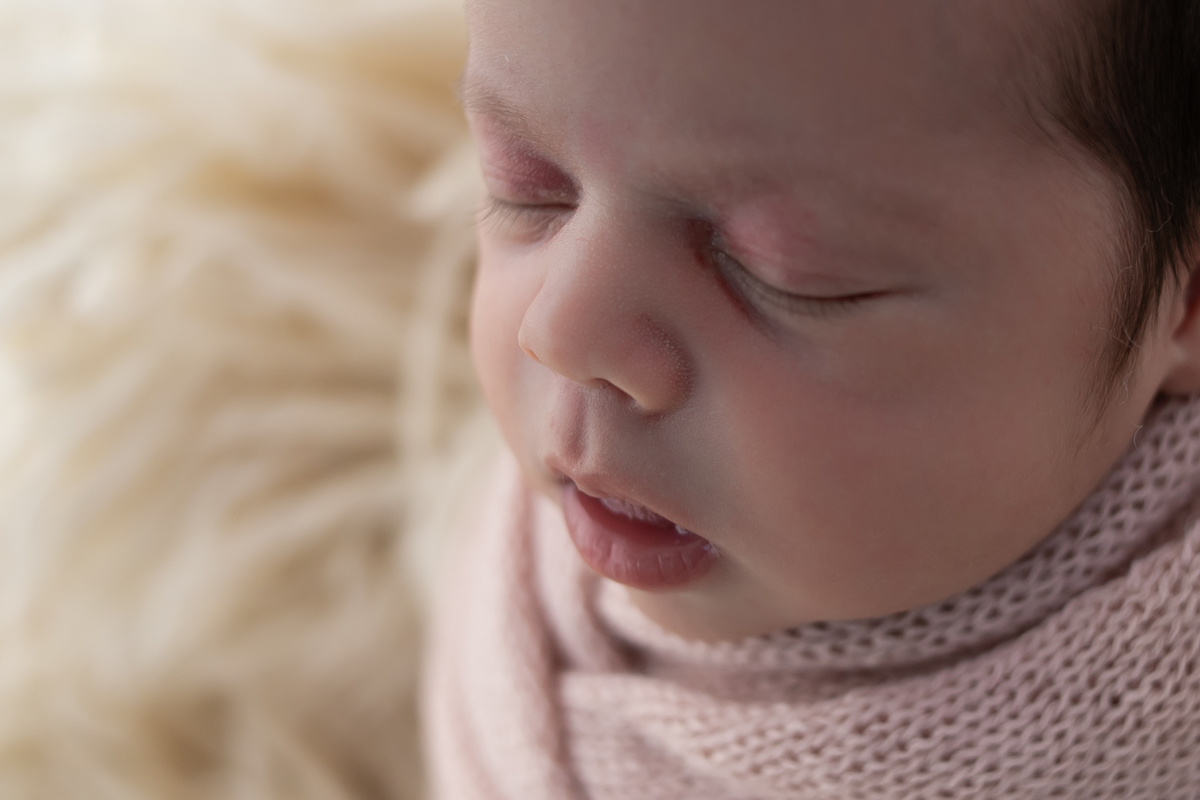 detalhes newborn em ensaio de mariana seelinger 