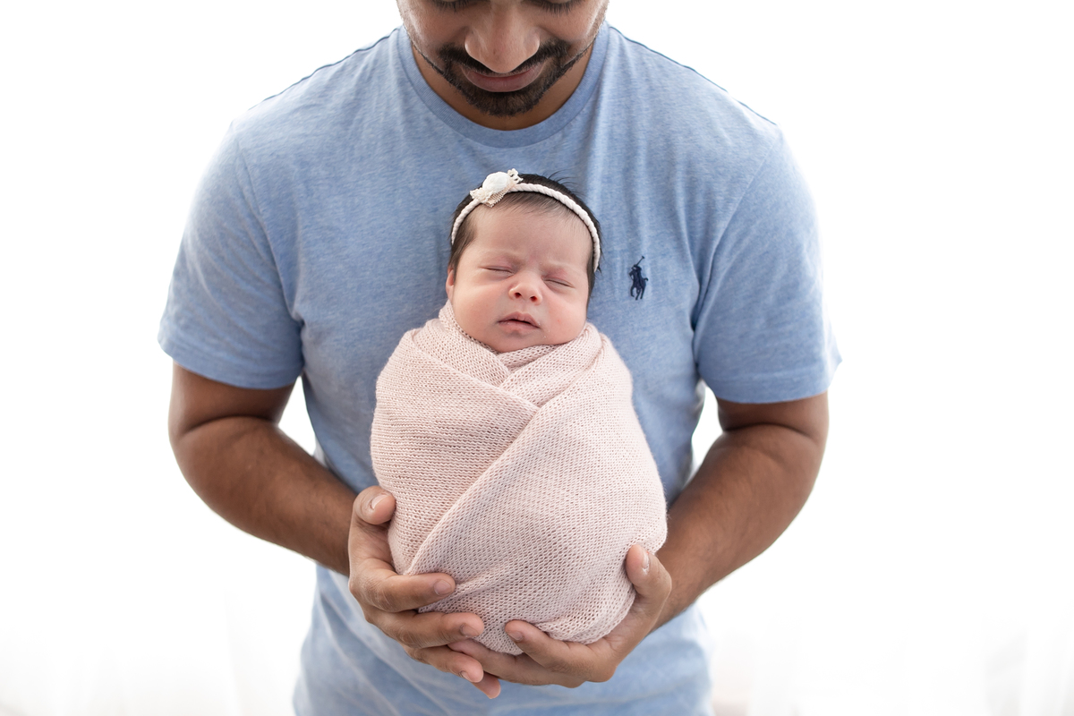 foto da bebê no colo do pai