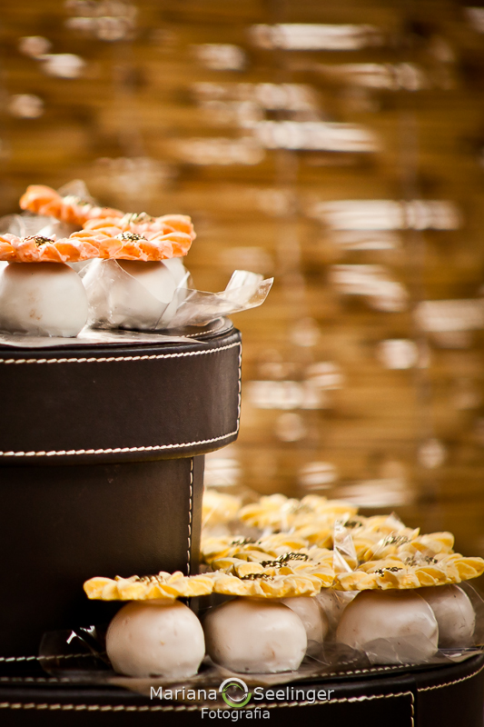 Doces de casamentos com forminhas transparentes apoiados em uma caixa em fotografia de Mariana Seelinger Fotógrafa de Casamentos em Niterói e RJ