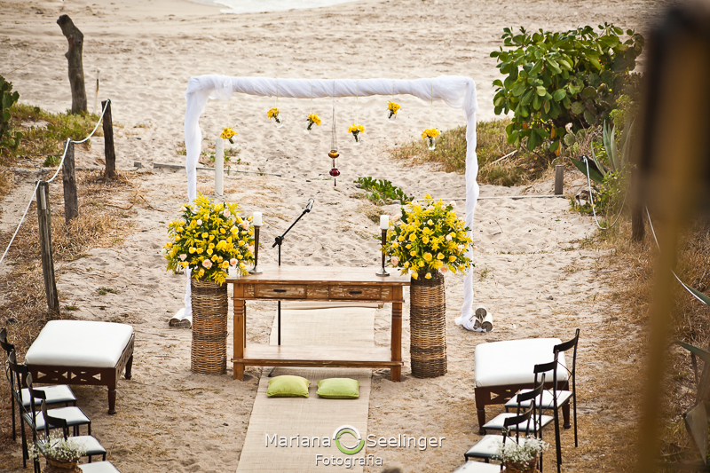 Decoração de casamentos com flores amarelas na praia de camboinhas em fotografia de Mariana Seelinger Fotógrafa de Casamentos em Niterói e RJ