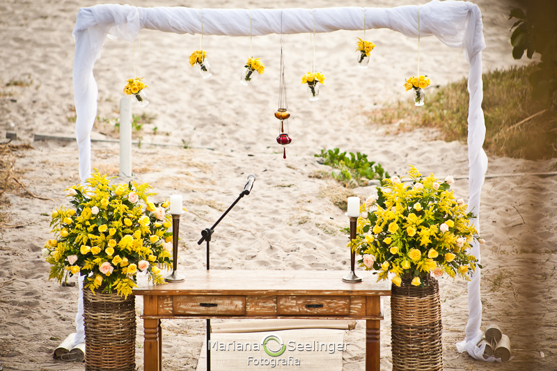 Altar de casamento na praia em fotografia de Mariana Seelinger Fotógrafa de Casamentos em Niterói e RJ