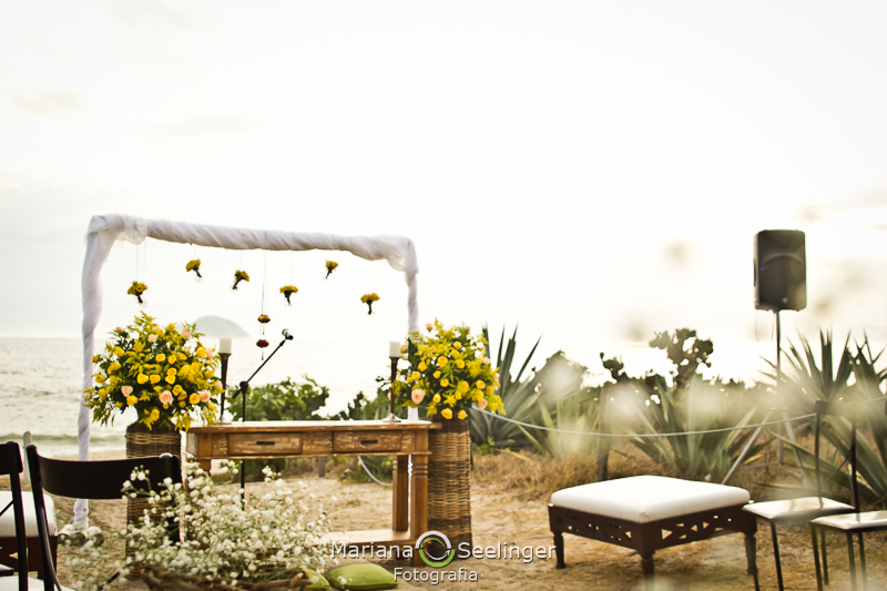 Foto da decoração de casamento napraia de camboinhas por Mariana Seelinger Fotografia de Casamentos e Familias em Niteroi e Rio de Janeiro
