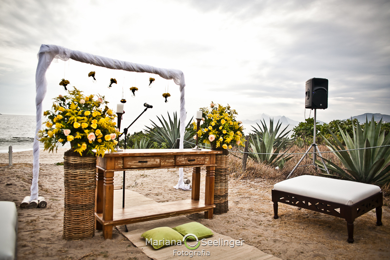 Foto do altar feito na praia de camboinhas em fotografia de Mariana Seelinger Fotógrafa de Casamentos em Niterói e RJ