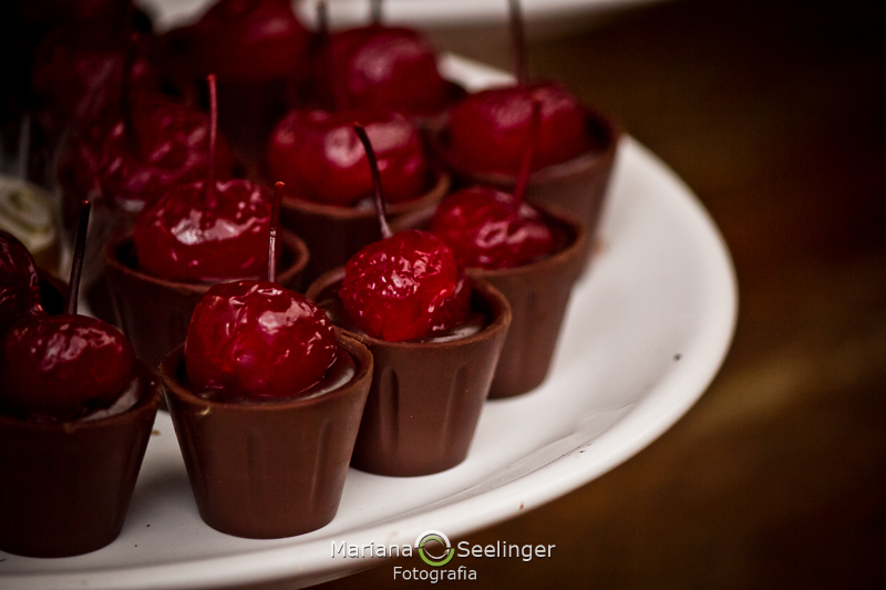 Doces de chocolate apoiado em prato branco em fotografia de Mariana Seelinger Fotógrafa de Casamentos em Niterói e RJ