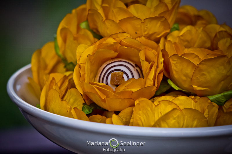Doces finos de casamento dentro de forminhas de flores laranja em fotografia de Mariana Seelinger Fotógrafa de Casamentos em Niterói e RJ