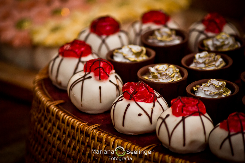 doces de casamento apoiados em bandeja de palha em fotografia de Mariana Seelinger Fotógrafa de Casamentos em Niterói e RJ