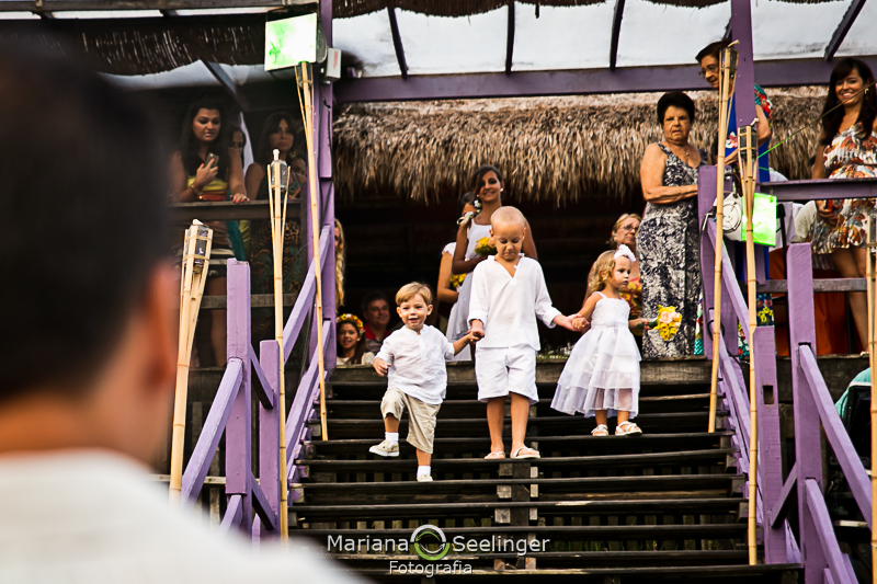 Daminha e pajem entrando em casamento na praia de camboinhas em fotografia de Mariana Seelinger Fotógrafa de Casamentos em Niterói e RJ