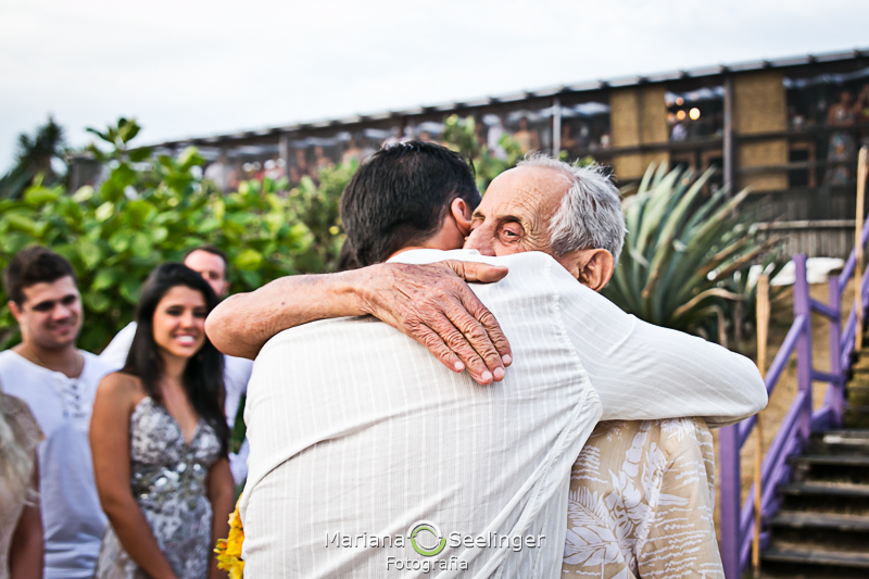 Pai da noiva cumprimentando o noivo no altar em fotografia de Mariana Seelinger Fotógrafa de Casamentos em Niterói e RJ
