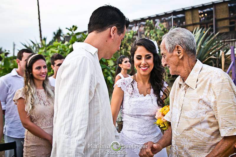 Noivo e Noiva se encontrando no altar na praia de camboinhas em fotografia de Mariana Seelinger Fotógrafa de Casamentos em Niterói e RJ