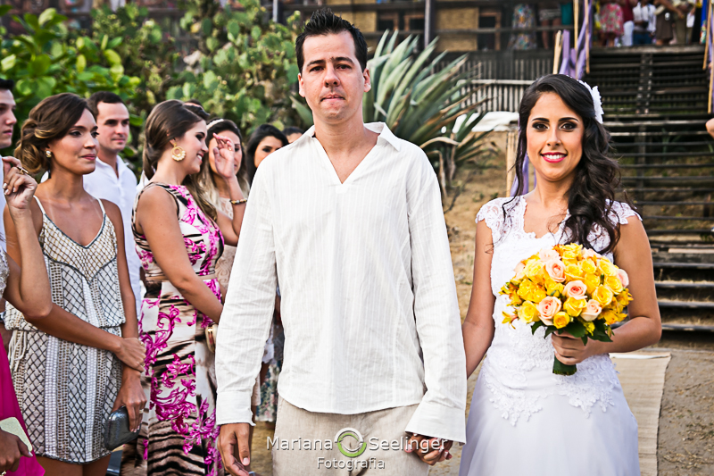 Casal de noivos indo pro altar em fotografia de Mariana Seelinger Fotógrafa de Casamentos em Niterói e RJ