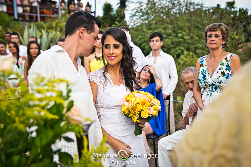 Noivos se admirando no altar em fotografia de Mariana Seelinger Fotógrafa de Casamentos em Niterói e RJ
