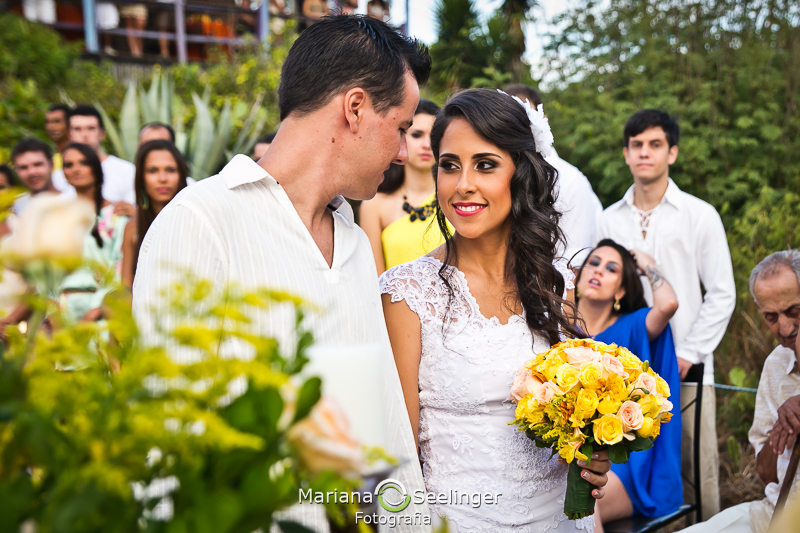 Foto dos noivos se olhando em casamento na praia de camboinhas niteroi por mariana seelinger fotografia