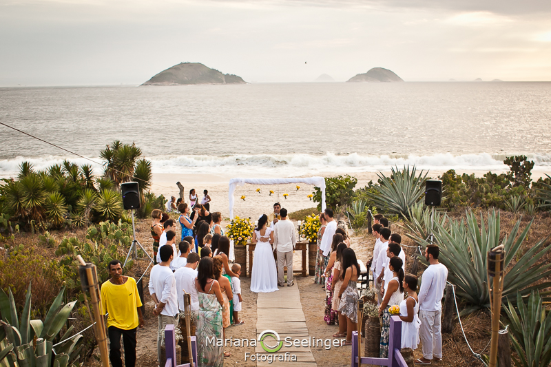Noivos e convidados olhando para o altar em fotografia de Mariana Seelinger Fotógrafa de Casamentos em Niterói e RJ