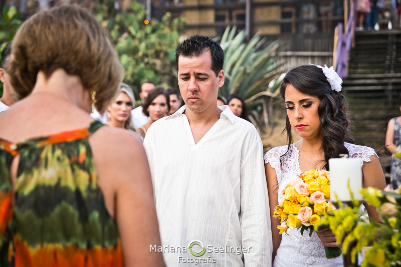 noivo e noiva com bouquet em fotografia de Mariana Seelinger Fotógrafa de Casamentos em Niterói e RJ