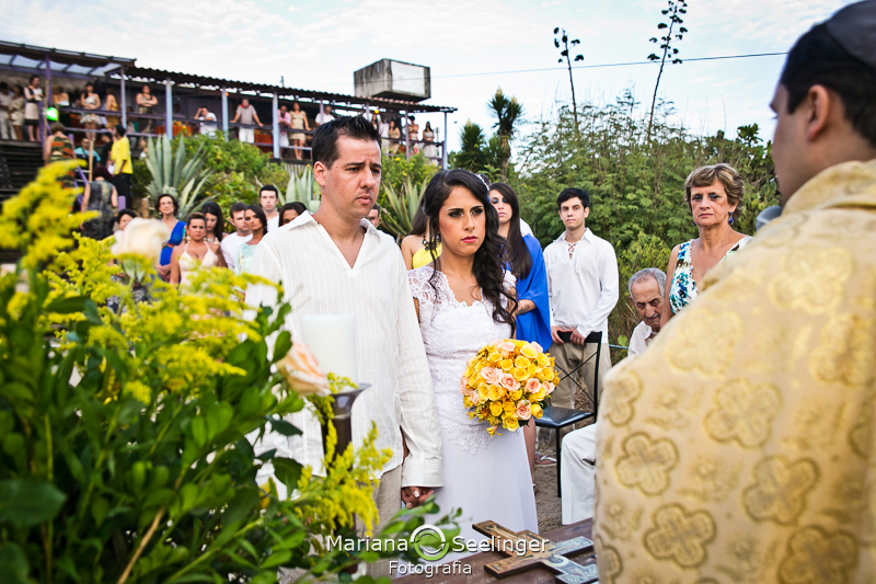 Altar do casamento na praia de camboinhas decorados com flores amarelas em fotografia de Mariana Seelinger Fotógrafa de Casamentos em Niterói e RJ