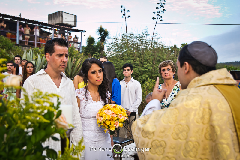 Noivos emocionados com as palavras do celebrante em fotografia de Mariana Seelinger Fotógrafa de Casamentos em Niterói e RJ