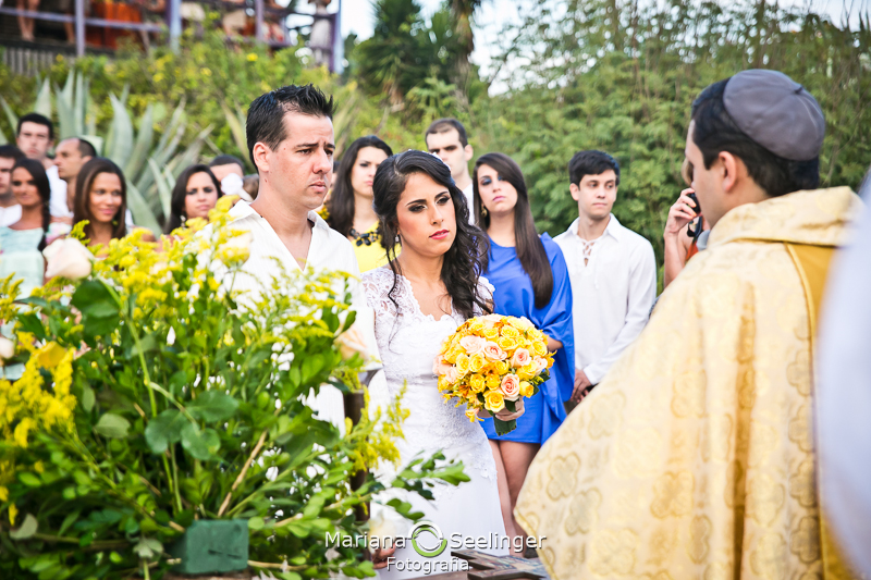 Noiva e noivos emocionados em casamento na praia de camboinhas em fotografia de Mariana Seelinger Fotógrafa de Casamentos em Niterói e RJ