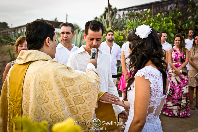 Noivo declarando seus votos em casamento na praia de campoinhas em fotografia de Mariana Seelinger Fotógrafa de Casamentos em Niterói e RJ