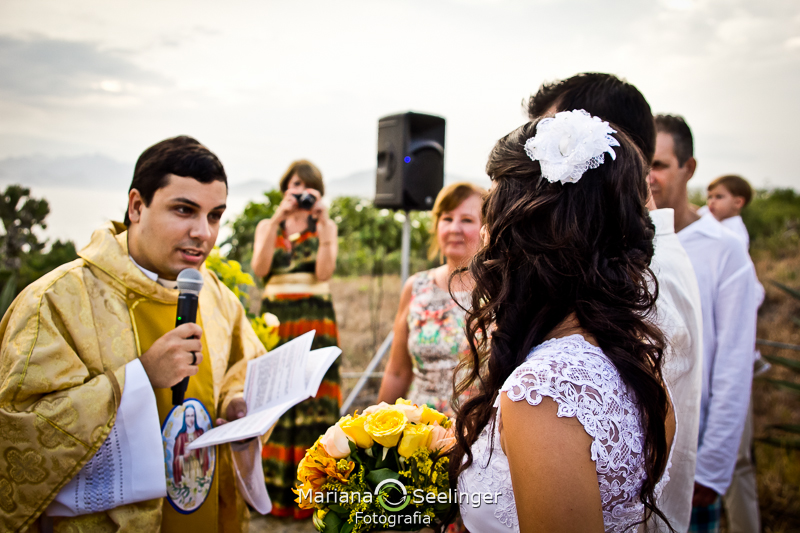 Celebrante no casamento na praia com os noivos em fotografia de Mariana Seelinger Fotógrafa de Casamentos em Niterói e RJ
